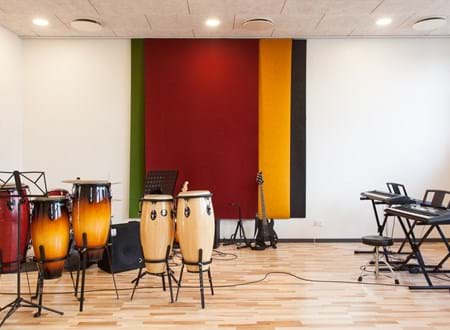 fraster, filt, felt cover, rumafskærmning, roomdivider, akustik, uld filt, inspiration, design, indretning, afskærmning, filtgardin, anne trolles skole